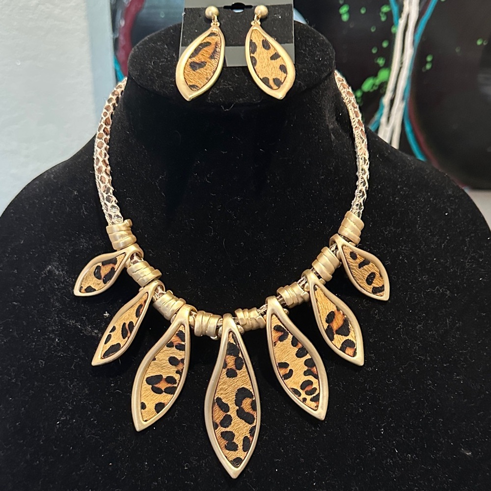 NWOT Mob Wife Chunky Gold Leopard Print Statement Necklace & Earring Set